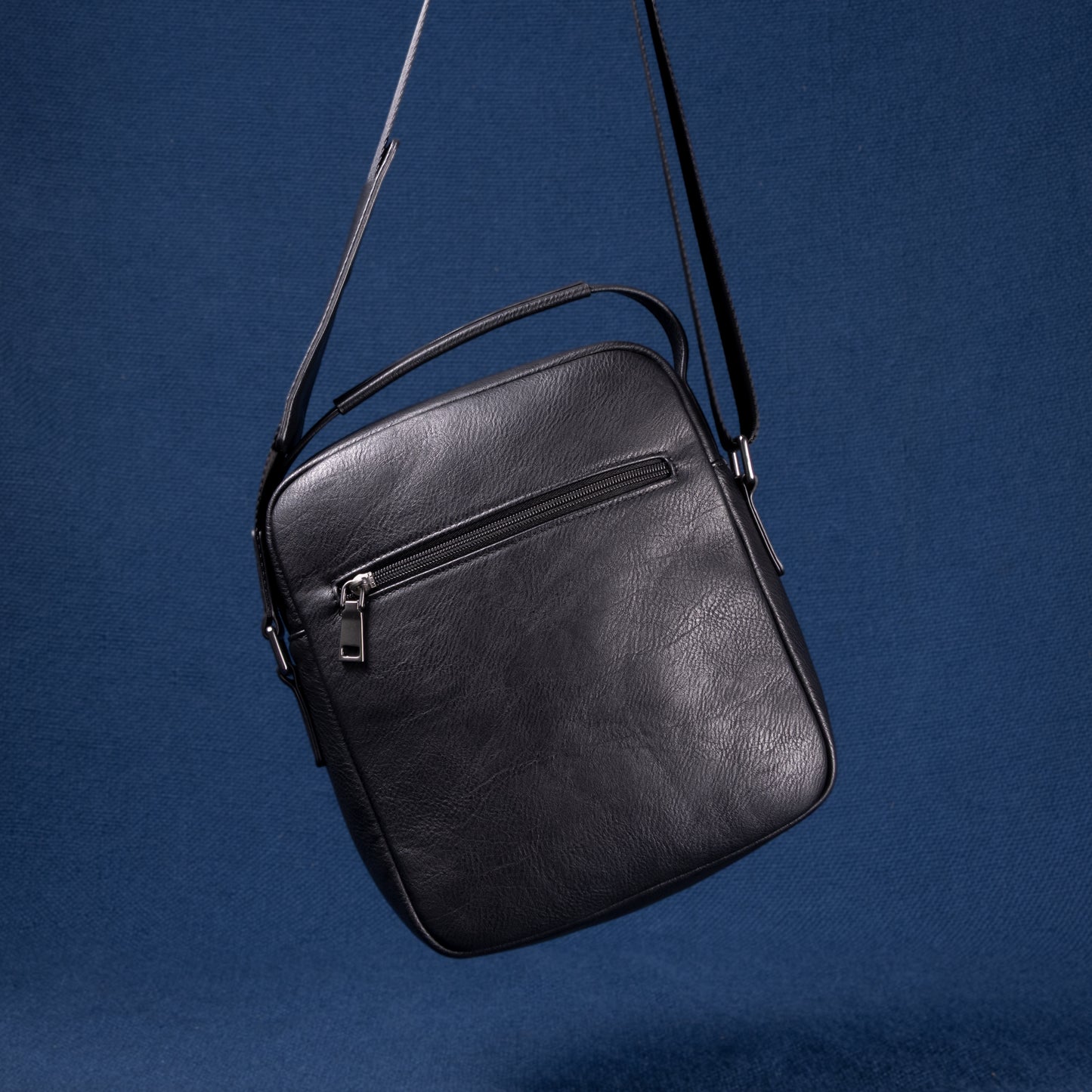 Metro Rover Bag schwarz – elegante Herren Umhängetasche mit Logo-Prägung