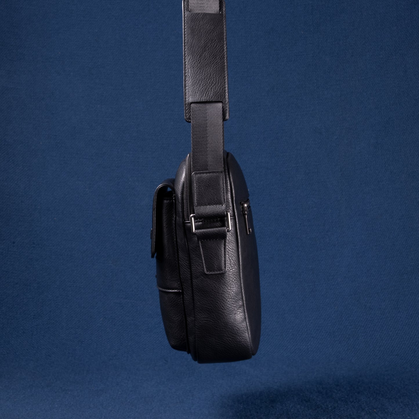 Seitenansicht der Metro Rover Bag in schwarzem Leder mit verstellbarem Schultergurt