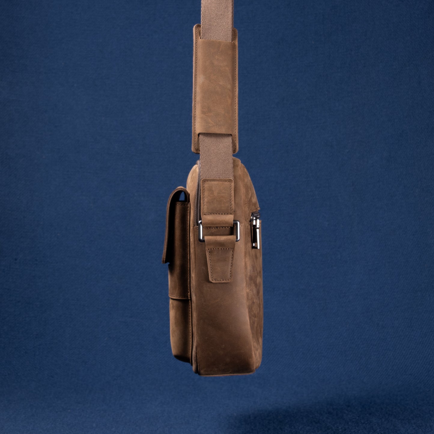 Metro Rover Bag braun – seitliche Ansicht mit robustem Schultergurt und Griff