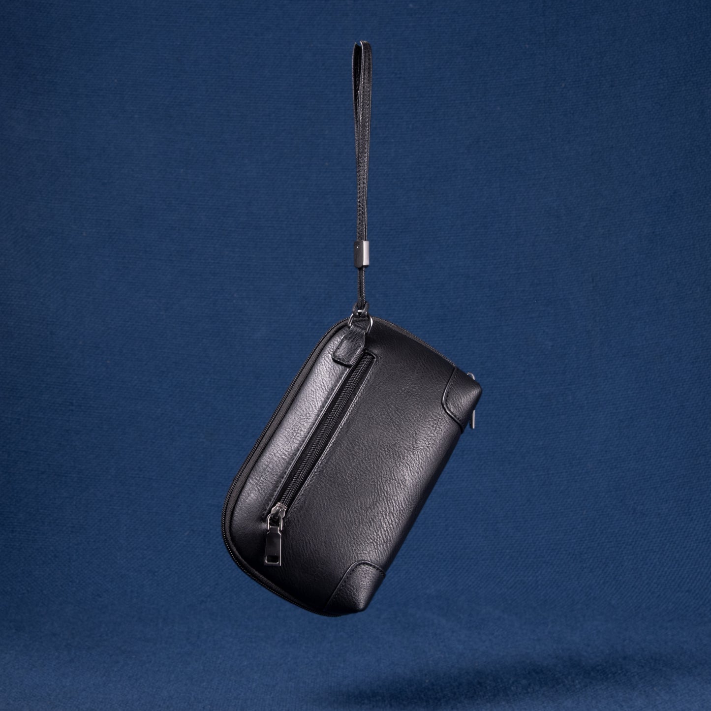 Rückseite der Nomad Pouch in schwarzem Leder mit Handschlaufe
