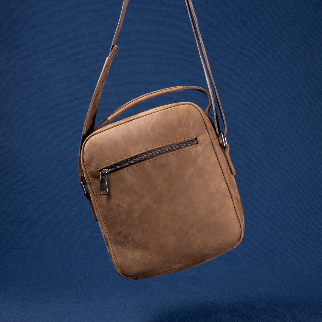 Rückseite der Metro Rover Bag in Cognac Suede mit Tragegriff und Schultergurt