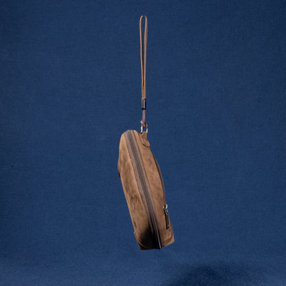 Seitenansicht der braunen Nomad Pouch mit sichtbarem Reißverschluss