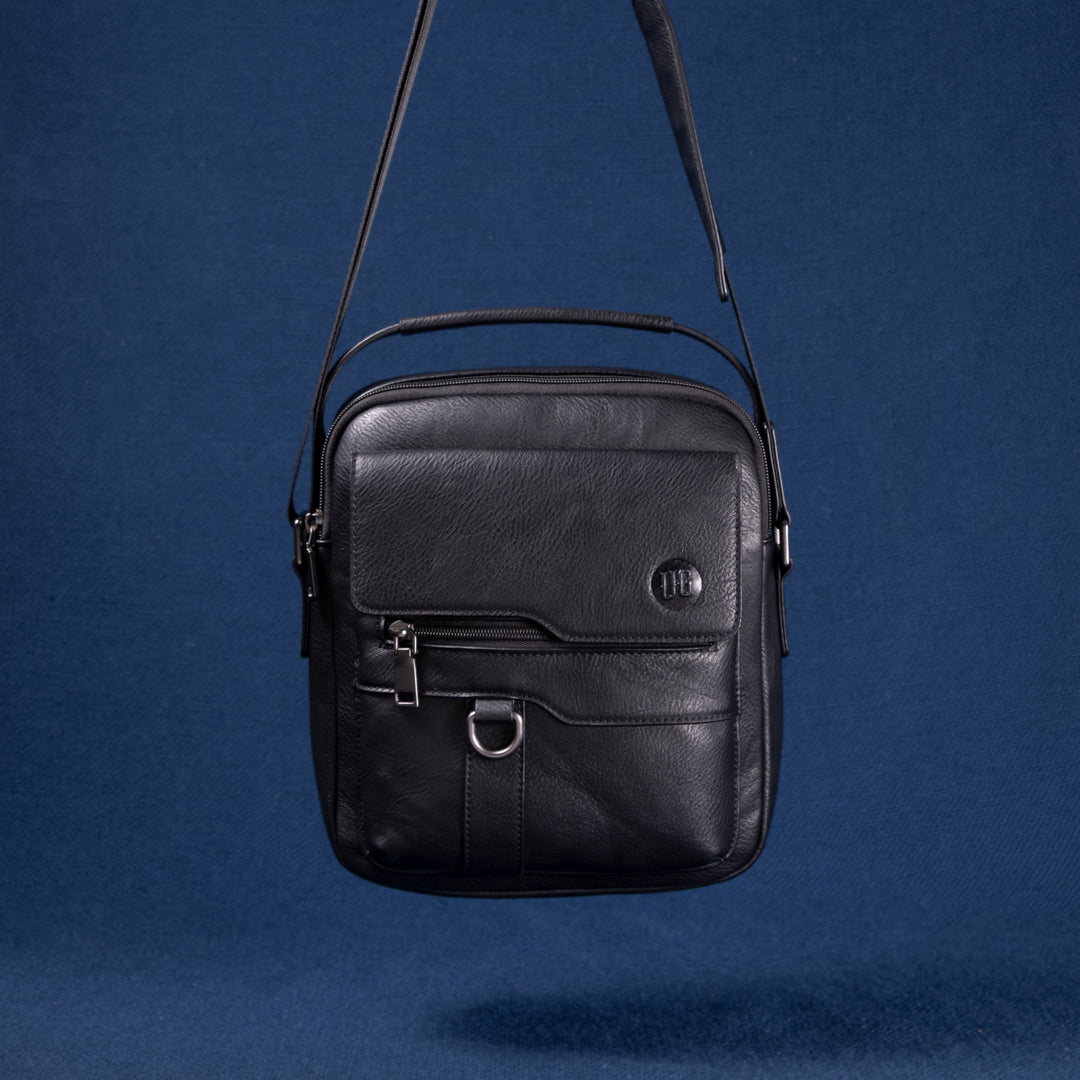 Metro Rover Bag in schwarzem Full-Grain Leder – flach liegend, Vorderseite mit UG Logo