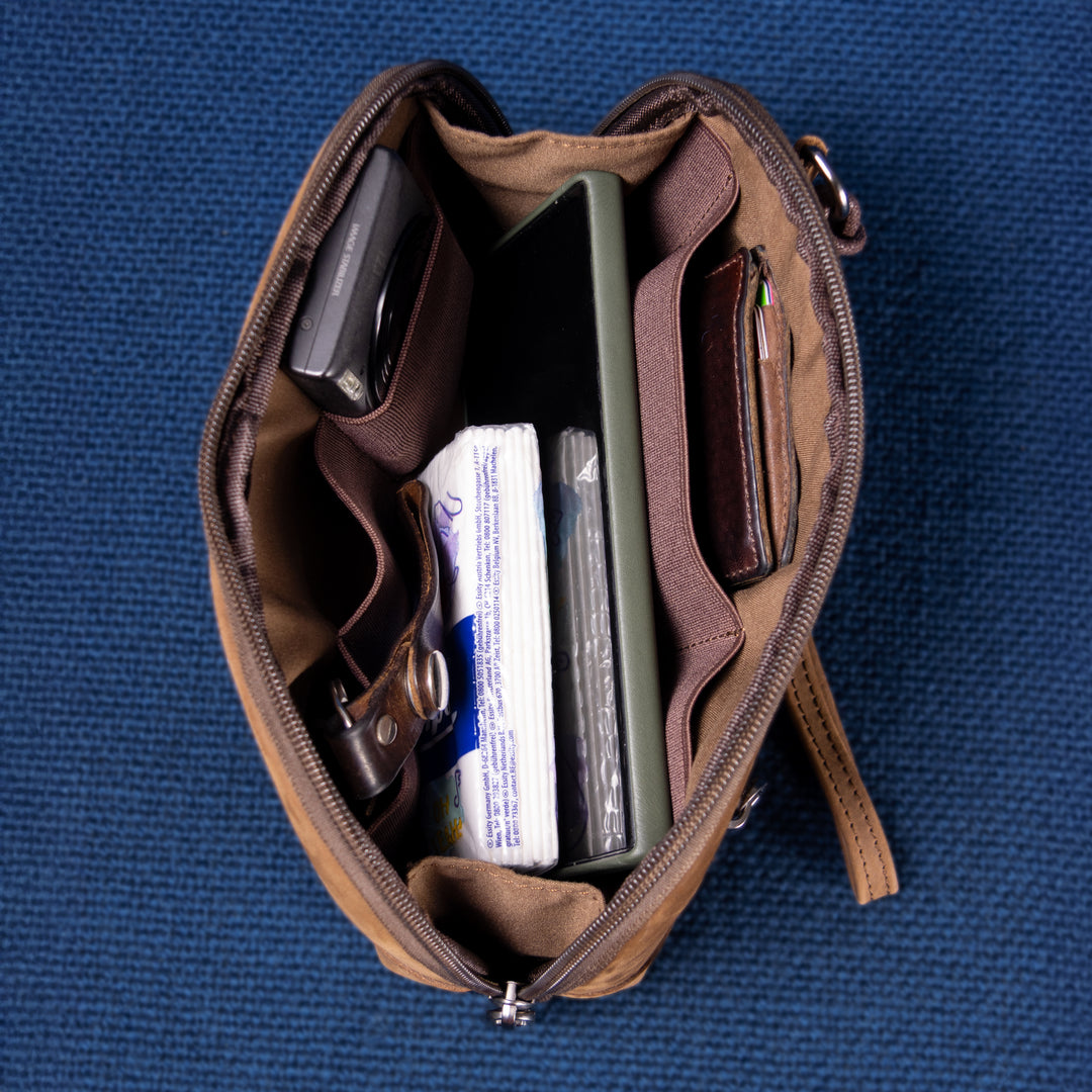 Nomad Pouch Cognac Suede geöffnet – smarter Stauraum für Alltagsgegenstände
