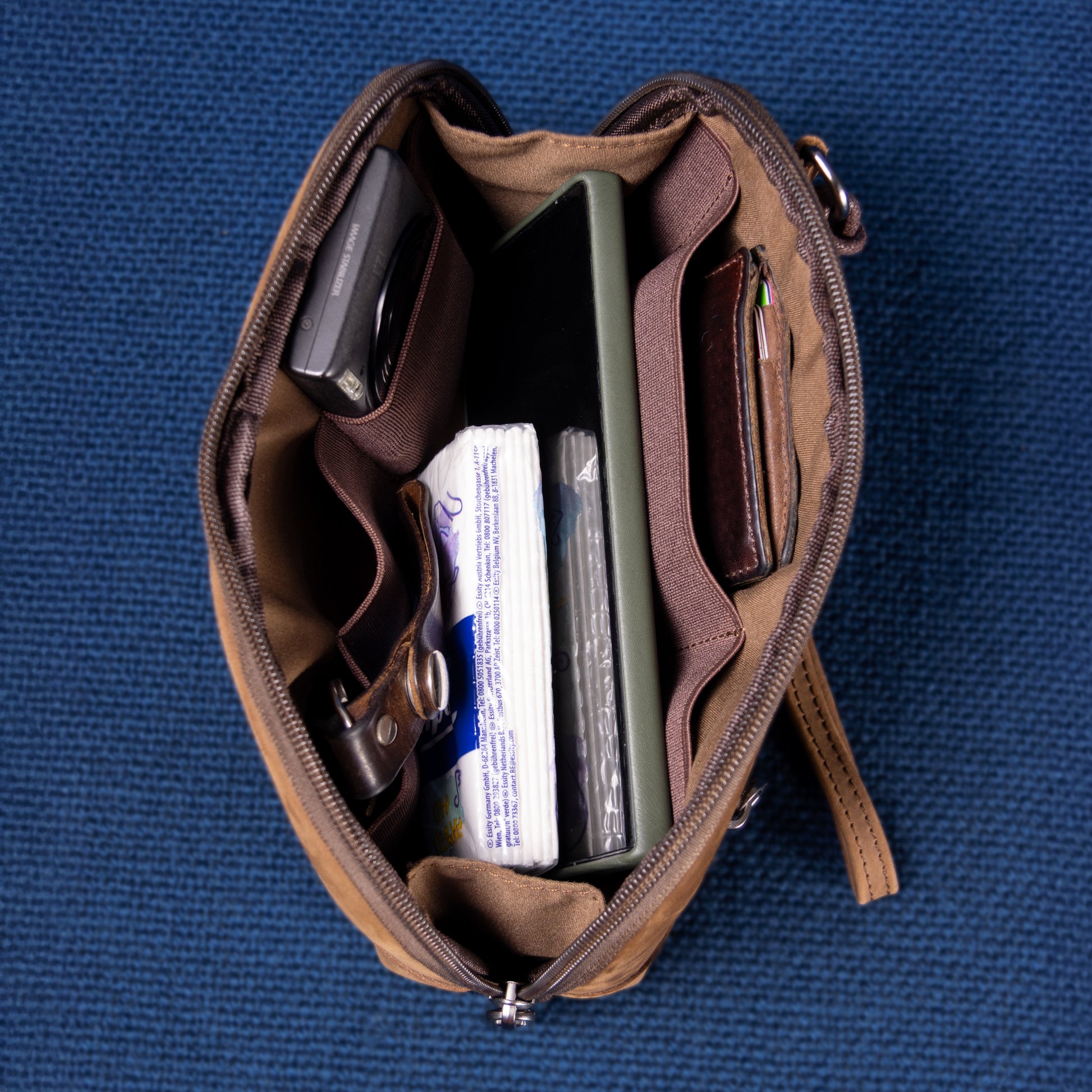 Nomad Pouch braun geöffnet – smarter Stauraum für Alltagsgegenstände
