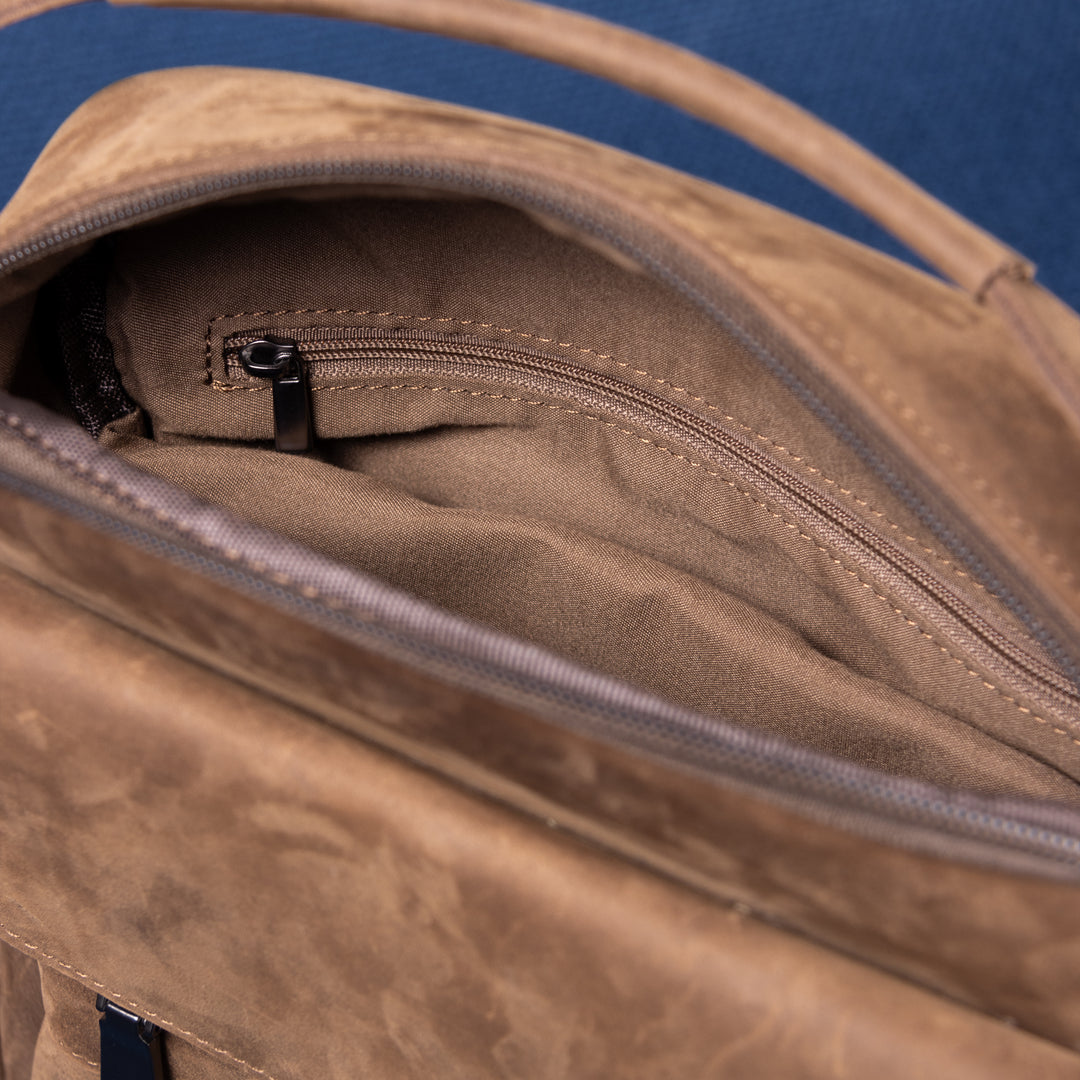 Detaillierte Innenaufnahme der Metro Rover Bag in Cognac Suede – Fachaufteilung und Reissverschluss