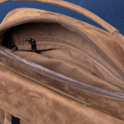 Detaillierte Innenaufnahme der braunen Metro Rover Bag – Fachaufteilung und Reißverschluss