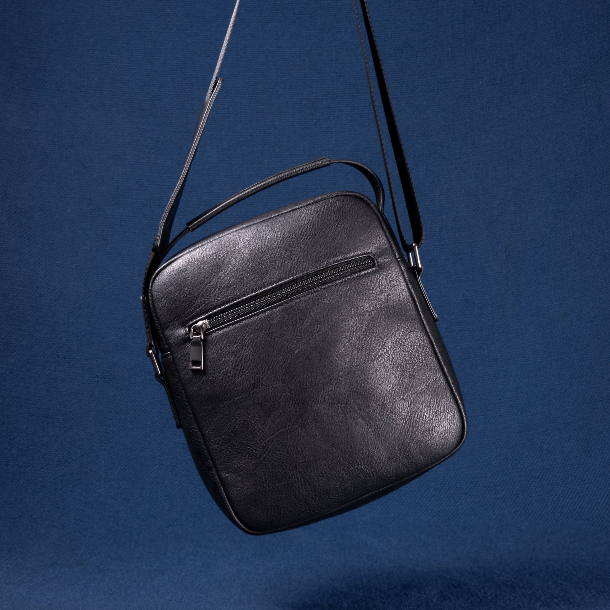 Metro Rover Bag schwarz – elegante Herren Umhängetasche mit Logo-Prägung