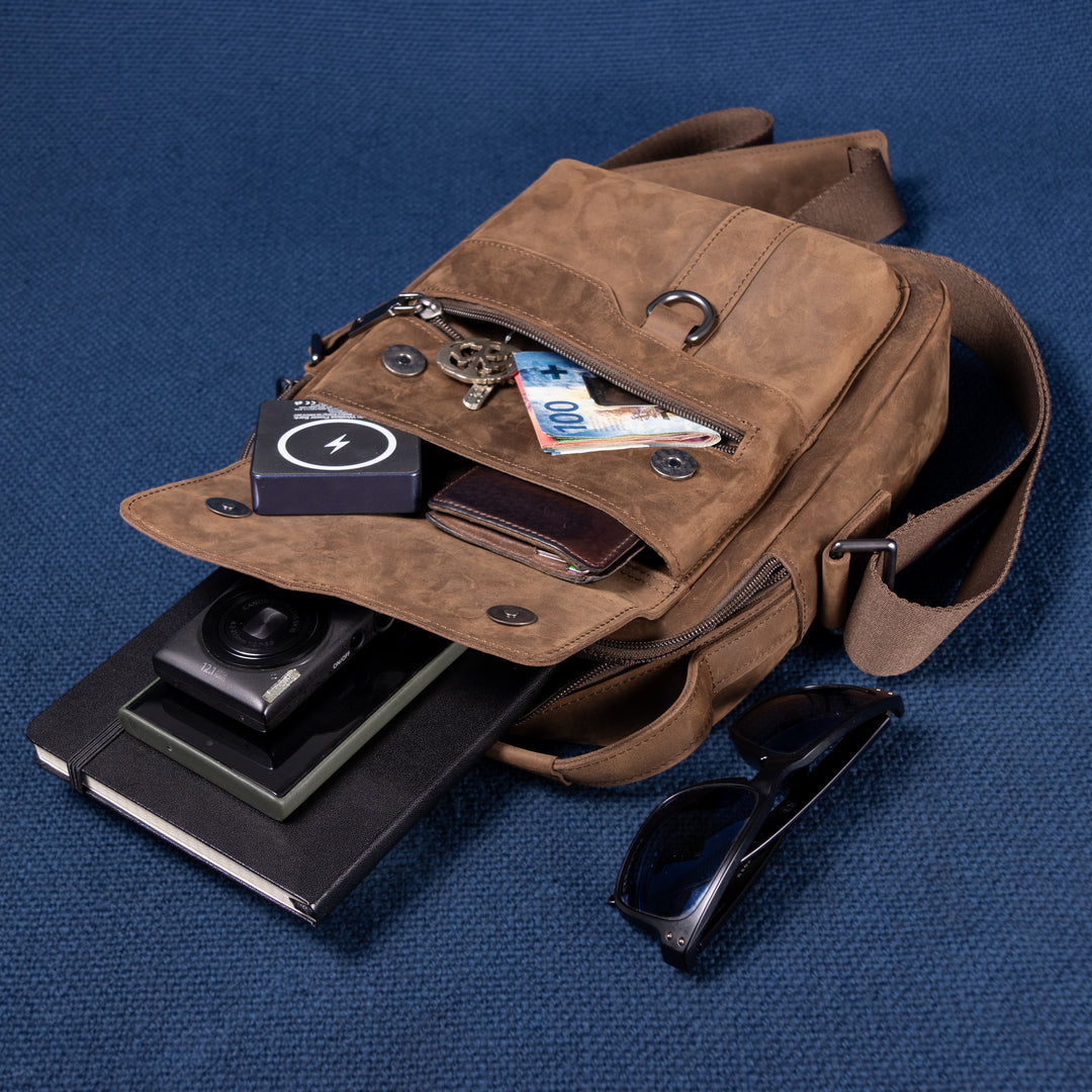 Metro Rover Bag Cognac Suede geöffnet mit organisiertem Innenraum für Smartphone, Schlüssel und Tablet