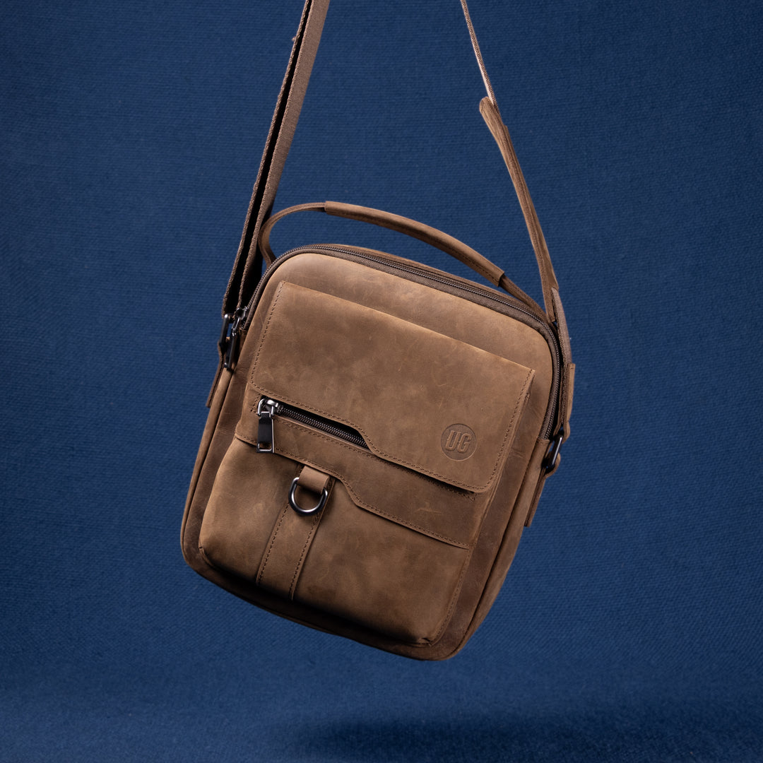 Metro Rover Bag in Cognac Suede mit UG Logo und Matte Gunmetal Hardware