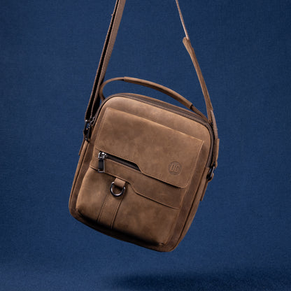 Metro Rover Bag in braunem Echtleder mit UG Logo und silberner Hardware