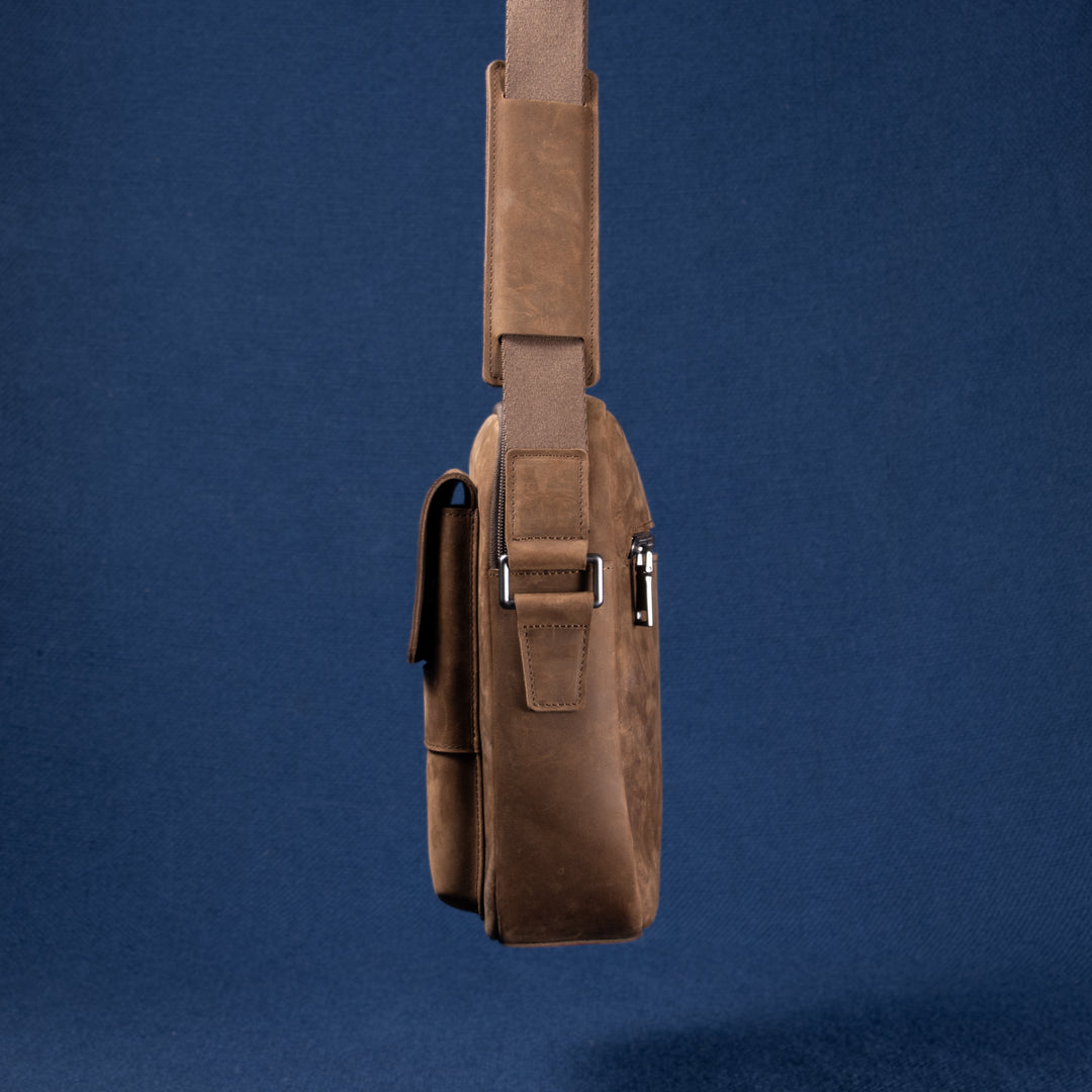 Metro Rover Bag Cognac Suede – seitliche Ansicht mit robustem Schultergurt und Griff