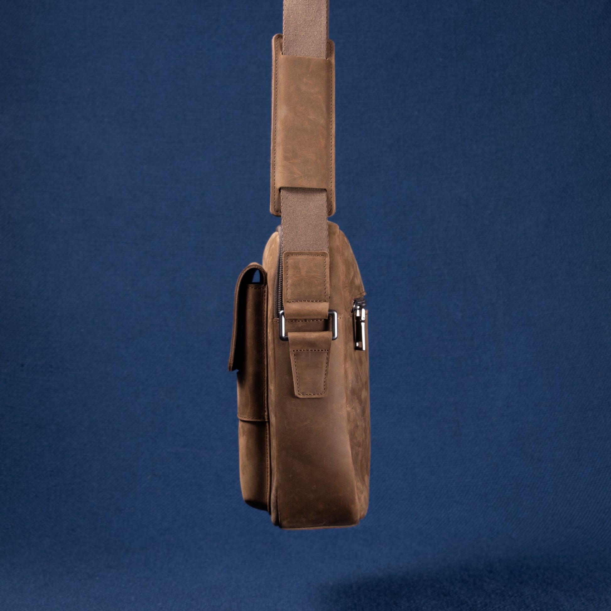 Metro Rover Bag braun – seitliche Ansicht mit robustem Schultergurt und Griff