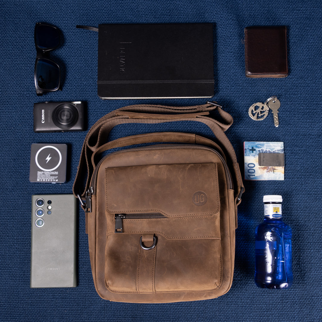 Metro Rover Bag in Cognac Suede – flach aufliegend mit sichtbarem Innenfach