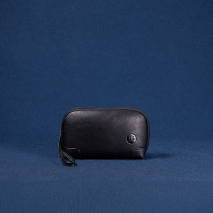 Nomad Pouch schwarz – flach liegend, Vorderseite mit markanter Struktur