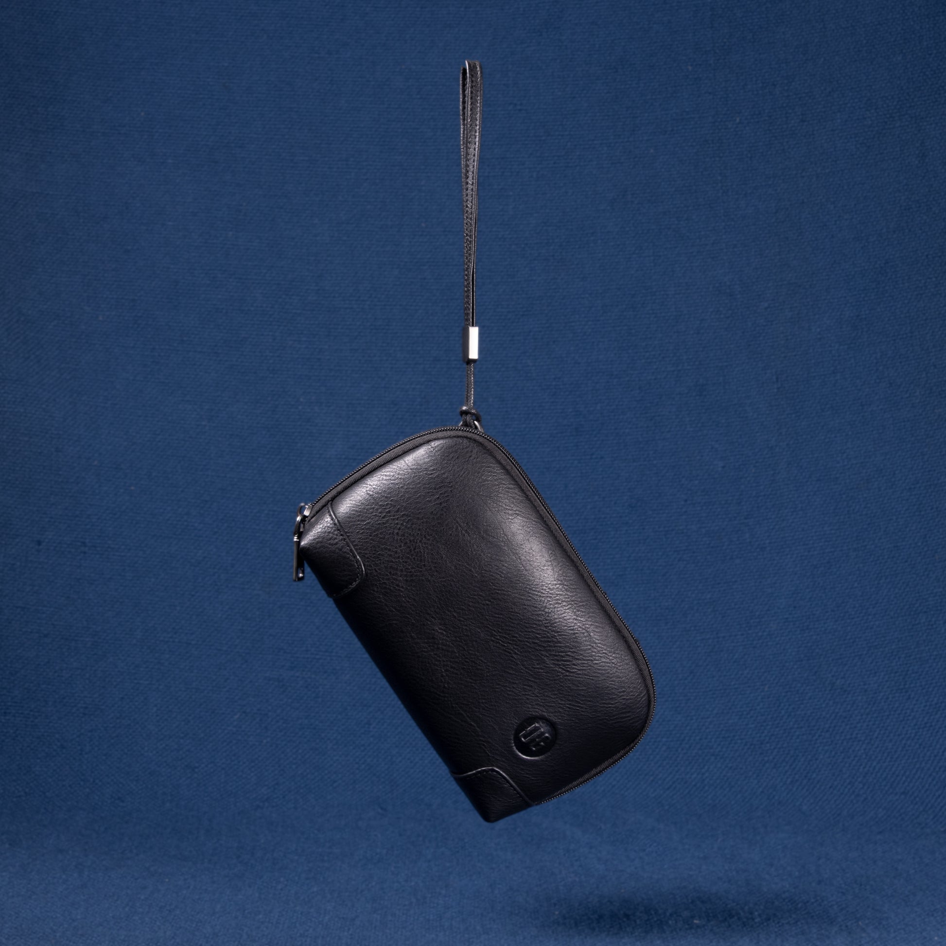 Nomad Pouch in schwarzem Echtleder – Vorderansicht mit dezenter UG-Prägung