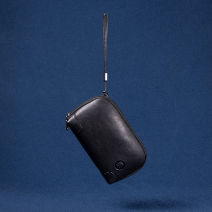 Nomad Pouch in schwarzem Echtleder – Vorderansicht mit dezenter UG-Prägung