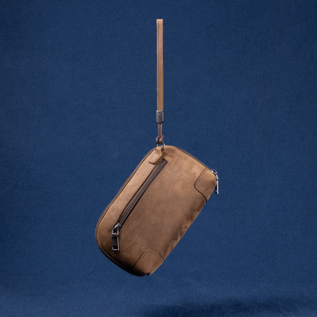 Rückseite der Nomad Pouch in Cognac Suede mit Handschlaufe