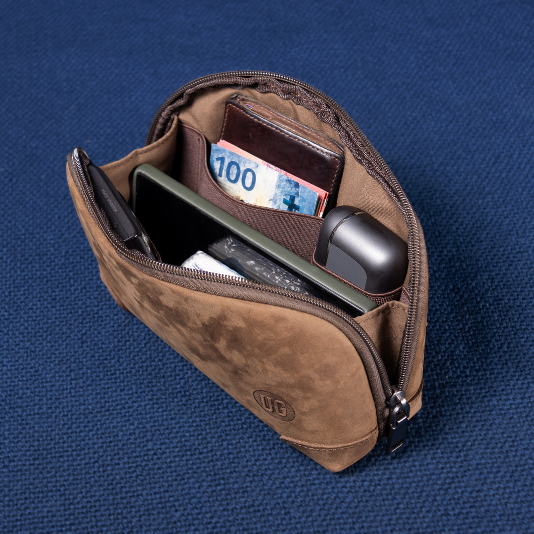 Nomad Pouch Cognac Suede geöffnet – Innenfach mit Essentials wie Notizbuch und Kabeln