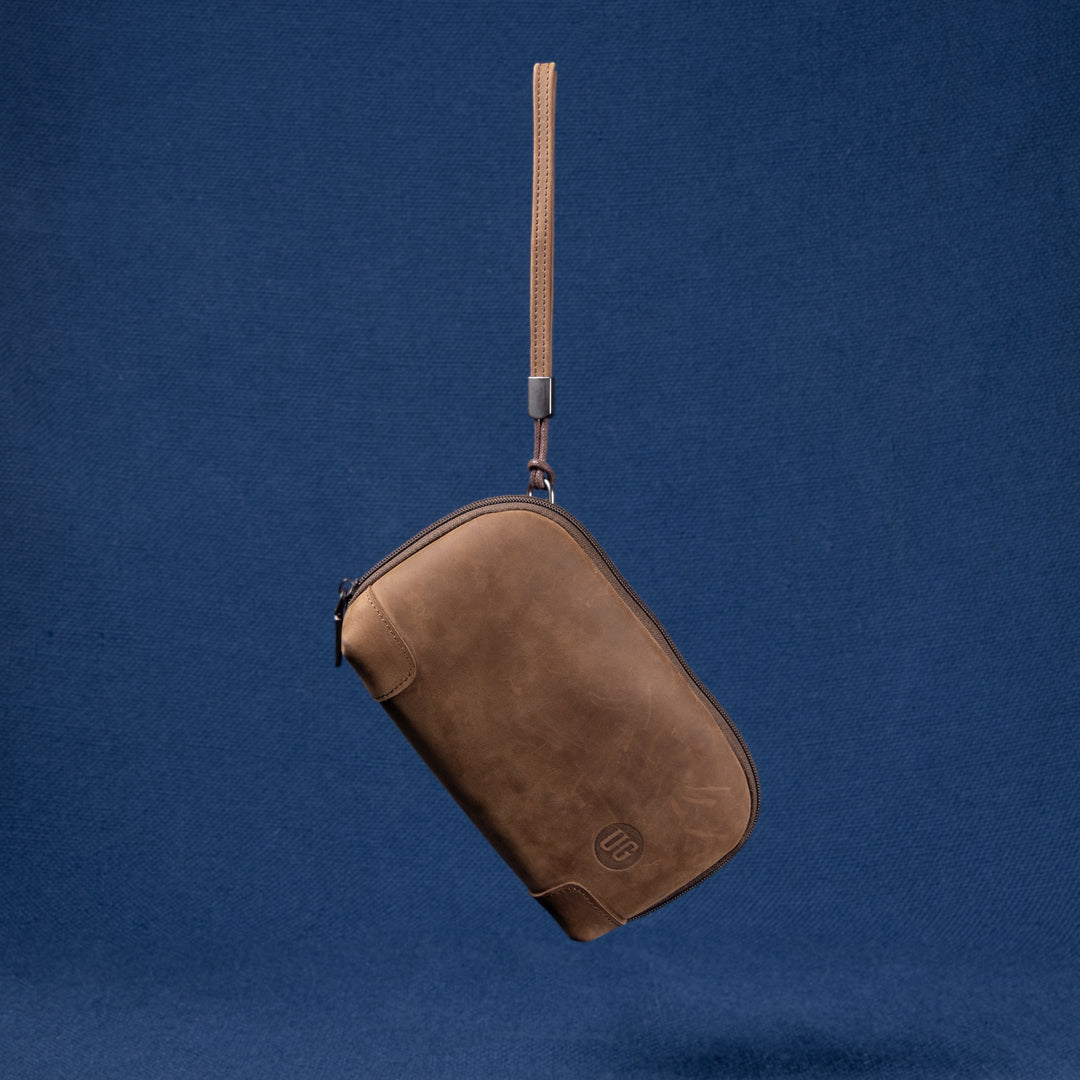 Nomad Pouch in Cognac Suede – Vorderansicht mit UG Logo