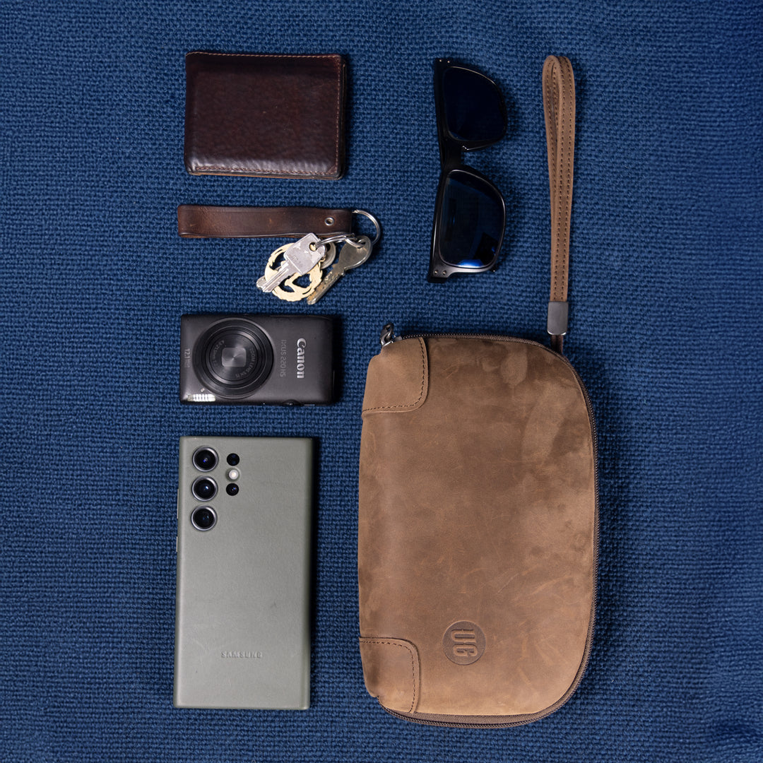 Nomad Pouch Cognac Suede – Draufsicht mit offenem Zipper und Inhalt