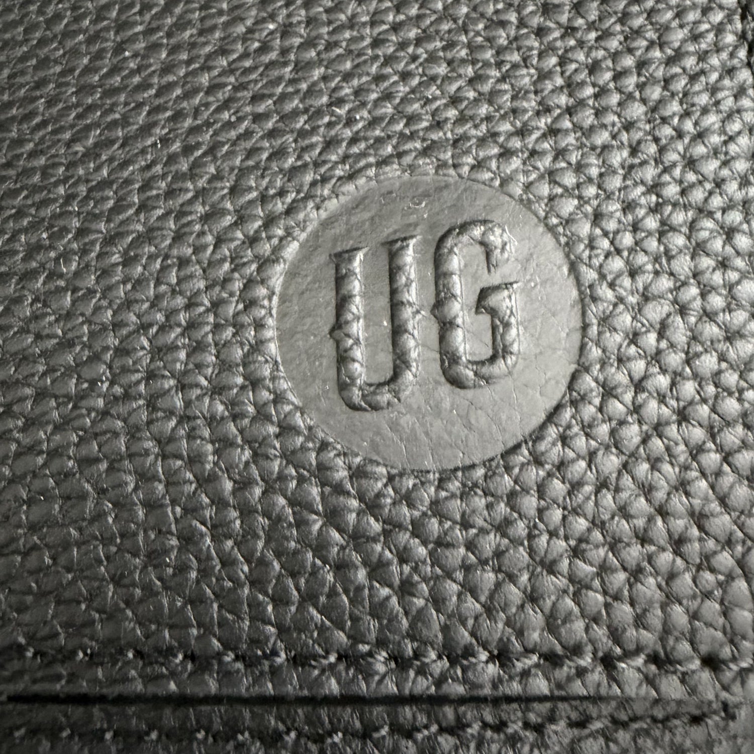 Metro Rover Bag: gepraegtes UG-Siegel auf schwarzem Full-Grain Leder